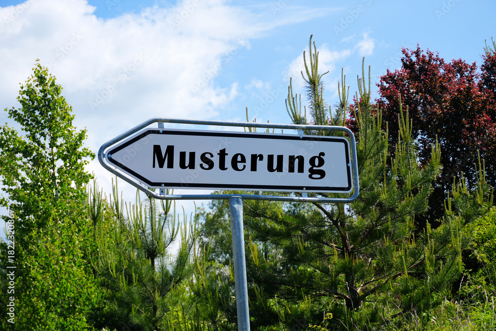 Fototapeta premium Schild mit der Aufschrift Musterung, ab 2026 müssen alle 18 Jährigen Männer einen Fragebogen ausfüllen, um die Wehrdiensttauglichkeit festzustellen