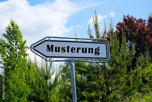 Schild mit der Aufschrift Musterung, ab 2026 müssen alle 18 Jährigen Männer einen Fragebogen ausfüllen, um die Wehrdiensttauglichkeit festzustellen