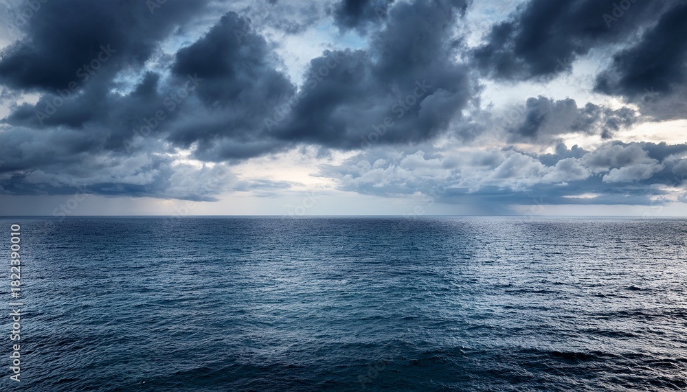 Obraz premium cloudy seascape ocean horizon dramatic sky