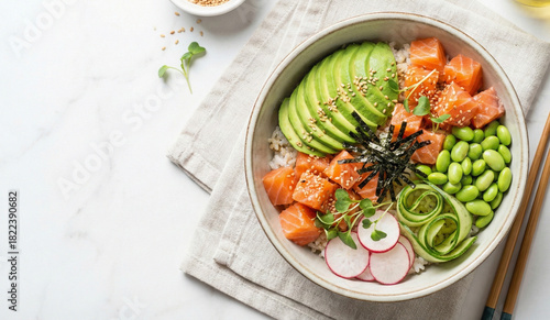 Vista superior de un tazón de ensalada saludable o poke bowl con ingredientes frescos y coloridos.