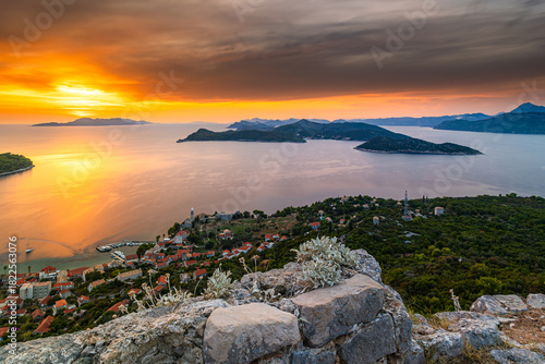 Blick von der Festung Tvrđava Sutvrač auf der dalmatinischen Insel Otok Lopud, Kroatien, bei Sonnenuntergang auf die Elafiten und das kroatische Festland