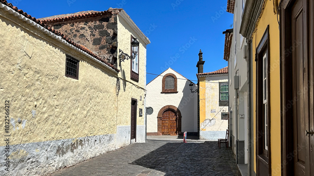 Obraz premium Calle peatonal y Parroquia de Santo Domingo de Guzmán en la ciudad de San Cristóbal de La Laguna