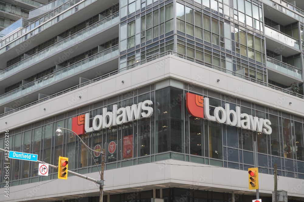 Obraz premium exterior of Loblaws Eglinton Avenue a grocery store located at 101 Eglinton Av E, Toronto