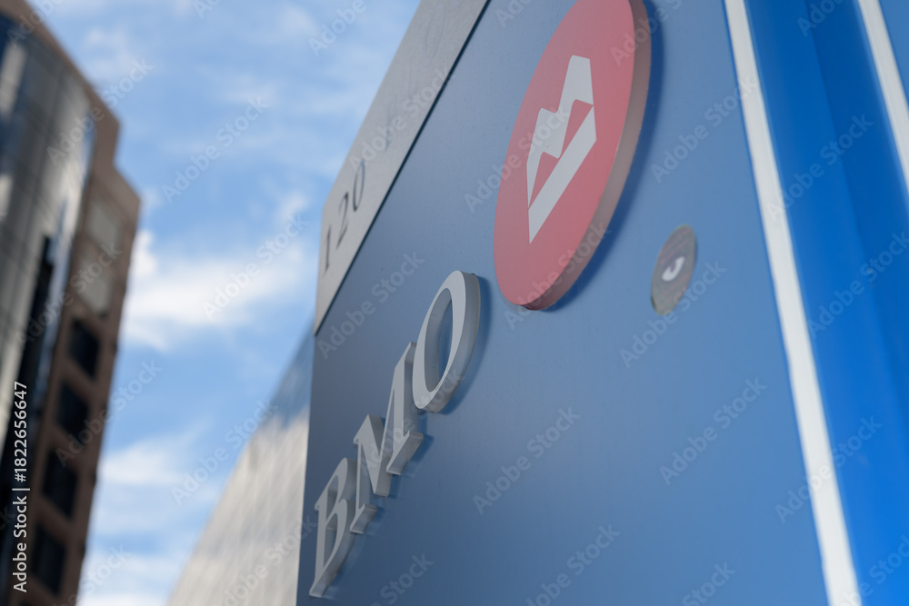 Fototapeta premium location marker near BMO Bank of Montreal located at 120 Bloor St E, Toronto