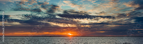 Sonnenuntergang über der Nordseeinsel Sylt vom Strand von Utersum auf der Nordseeinsel Föhr aus gesehen, mit dramatischer Wolkenbildung