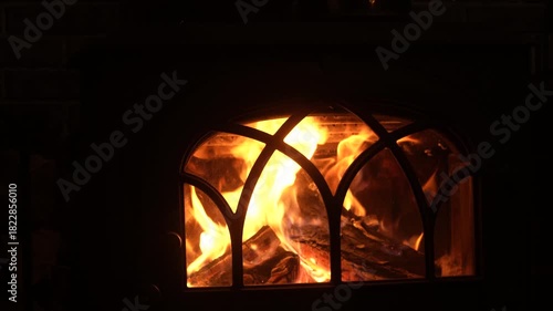 薪ストーブを使用する様子