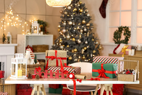 Beautiful gift boxes with p...