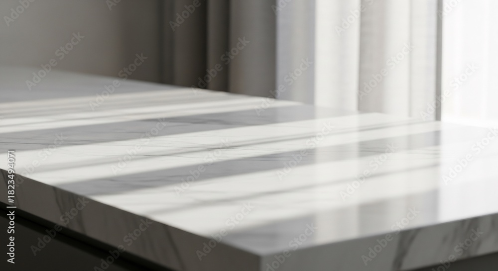 Obraz premium 大理石カウンタートップに差し込む柔らかい光の抽象的な静物写真