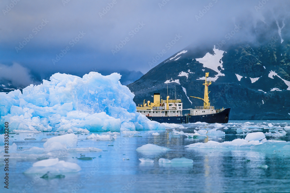 Naklejka premium Ships traveling in the ice on the coast of Svalbard