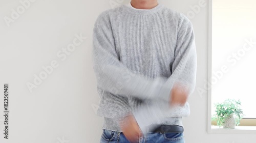 体操をする男性（日本人、顔無し、30代）
