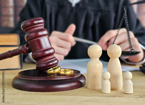 Cuadro en lienzo A gavel, small wooden figurines of parents and children, and a judge on a courtroom table with scales of justice