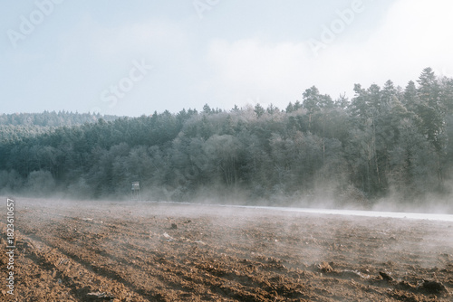 Dampfender Acker an einem kalten Wintermorgen bei Sonnenschein