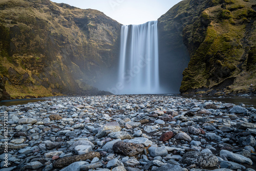 Majestätischer Wasserfall zwischen moosigen Klippen - Skogafoss Island