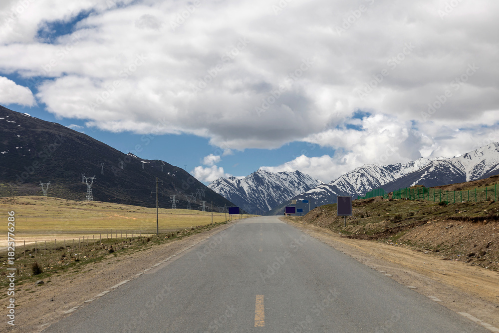 Naklejka premium Scenic Views of the Plateau Highway