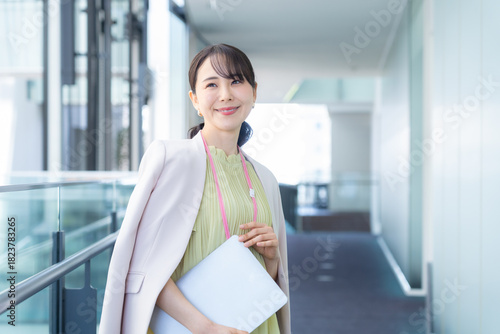 オフィスで働くビジネスウーマン　撮影協力:スカパー東京メディアセンター