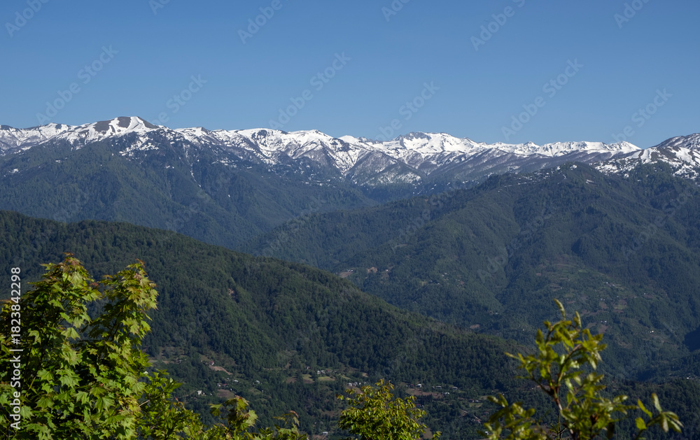 Obraz premium Snow-capped mountain range under clear blue sky