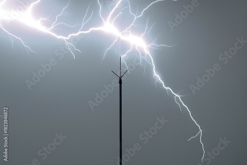 Foto Dramatic Lightning Strike on a Stormy Night with a Lightning Rod