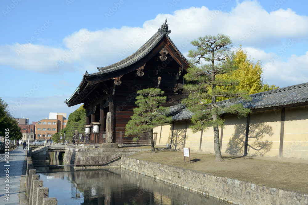 Fototapeta premium 秋の東寺 南大門 京都市南区九条町