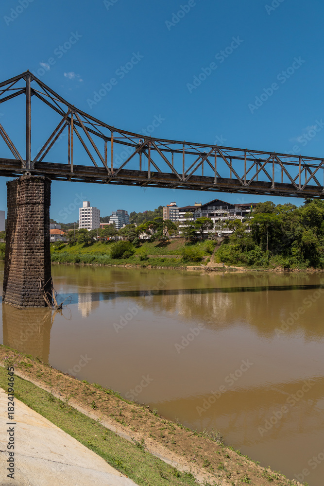 Fototapeta premium Blumenau, Santa Catarina: Ponte Aldo Pereira de Andrade (Ponte de Ferro) sobre Rio Itajaí-açu