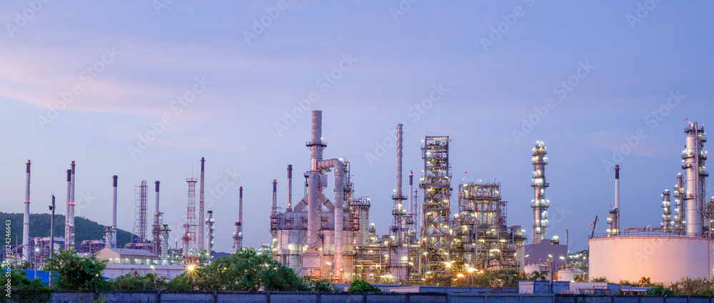 Obraz premium Oil and Gas Industrial zone,The equipment of oil refining,Close-up of industrial pipelines of an oil-refinery plant,Detail of oil pipeline with valves in large oil refinery.