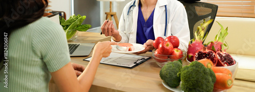 Foto Dietician, male nutrition specialist consulting woman, developing healthy diet, dietary program