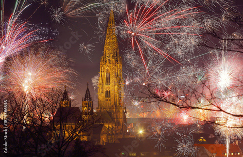 Silvesterfeuerwerk in Freiburg mit dem Freiburger Münster im Vordergrund
