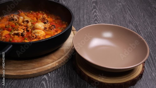 Wallpaper Mural il cuoco impiatta,  le seppiolite con patate e piselli Torontodigital.ca