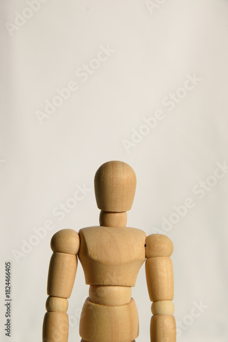 Fotografía Close-up of Wooden Artist's Mannequin Torso and Head with White Copy Space