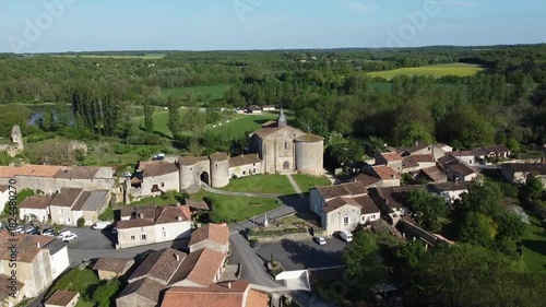 Vidéo aérienne de Château-Larcher dans la Vienne et de son patrimoine médiéval : le château et son châtelet d’entrée, et l'église fortifiée.