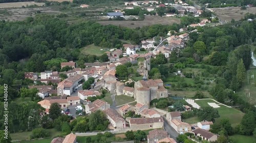 Vidéo aérienne de Château-Larcher dans la Vienne et de son patrimoine médiéval : les ruines du château et l'église. Traveling arrière.