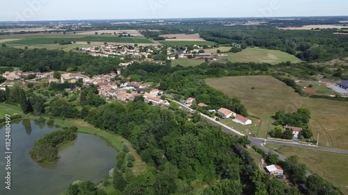 Wallpaper Mural Vidéo aérienne de Château-Larcher dans la Vienne et de ses atouts touristiques : site castral, terrains de sports, étang, camping. Traveling circulaire. Torontodigital.ca