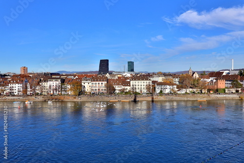 Das Rheinufer von Kleinbasel an einem sonnigen Herbsttag