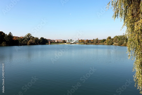 Das Flückiger See in Freiburg im Breisgau im Herbst