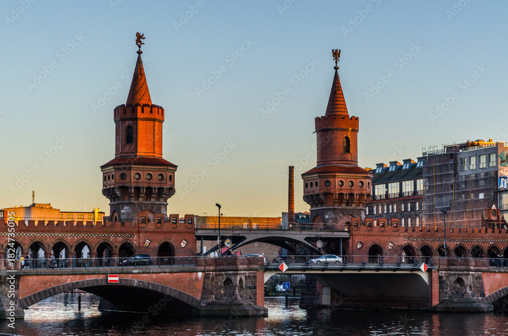 Fototapeta premium Oberbaum Bridge in Berlin, Germany