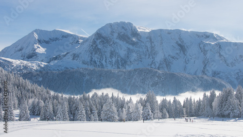 paysage de neige en hiver à Chamrousse dans le massif de Belledonne dans les alpes en France, sport d'hiver, pistes de ski de fond, sport, loisirs en hiver