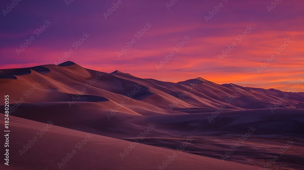 Naklejka premium Rolling desert dunes under twilight deep purple sandy beige and fiery red highlights