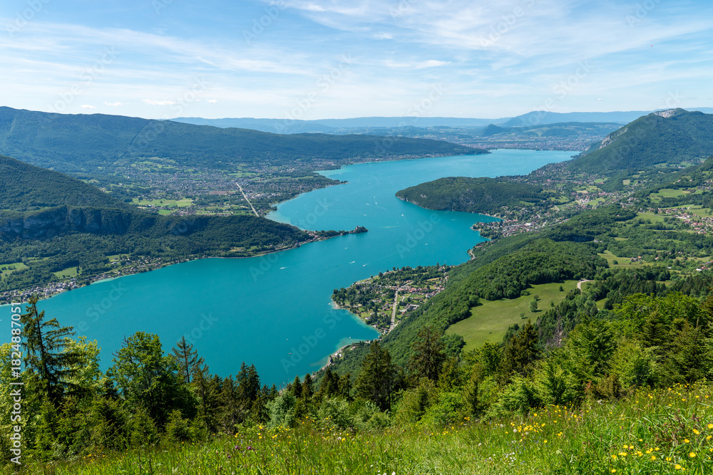 Obraz premium Le lac d'Annecy est situé en Haute-Savoie