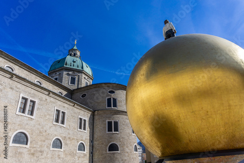 Österreich, Salzburg, Dom und Goldene Kugel am Kapitelplatz in der Innenstadt