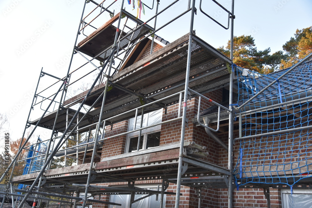Fototapeta premium Ein Baugerüst um einen Neubau