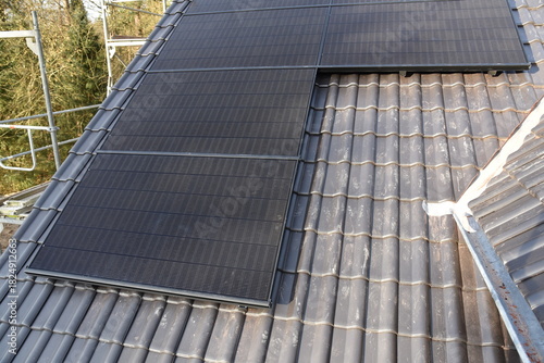 Wallpaper Mural Neu installierte PV Module auf einem neuen Dach bei einem Neubau Torontodigital.ca