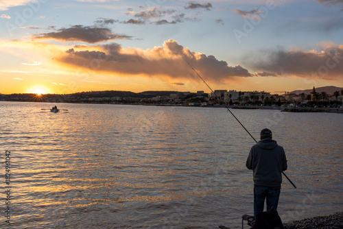 Pécheur au coucher de soleil en Méditerranée