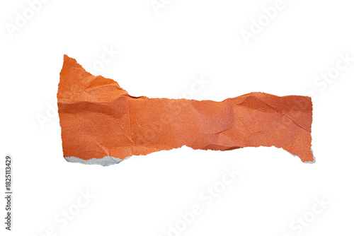 Fragmento de papel naranja rasgado sobre fondo negro