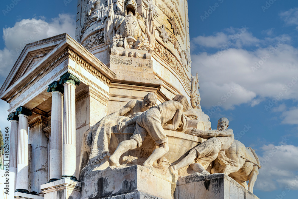 Obraz premium The Monument to the Marquis of Pombal, Sebastião José de Carvalho e Melo, was Inaugurated on 1934, consists of a 40-meter-high carved stone pedestal on which stands a bronze statue. Lisbon, 2023 
