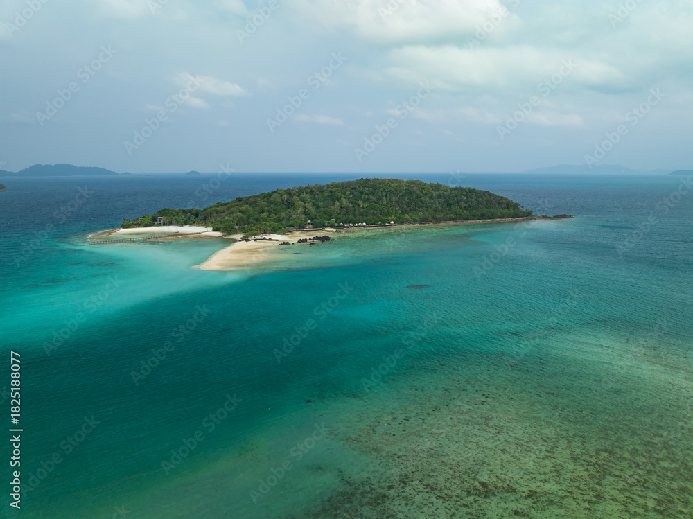 Obraz premium Ko Kham is a small island near Ko Mak, in Trat Province, eastern Thailand. It has beautiful white sand beach and cristal clear waters.