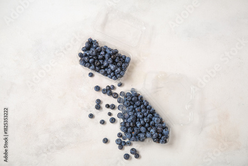 Plastic containers with fre...