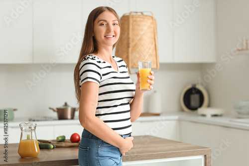Young pregnant woman with g...