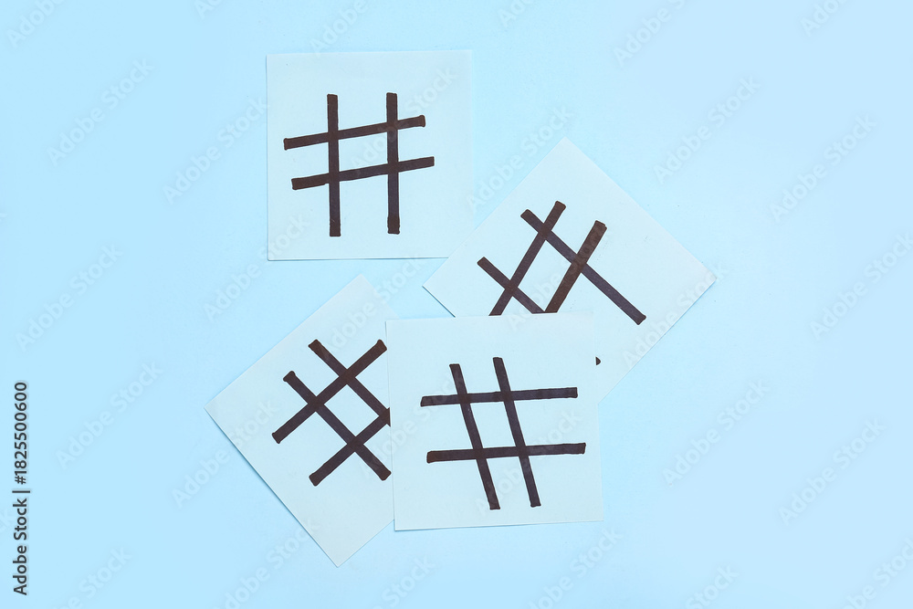 Obraz premium Sticky notes with hashtags on blue background