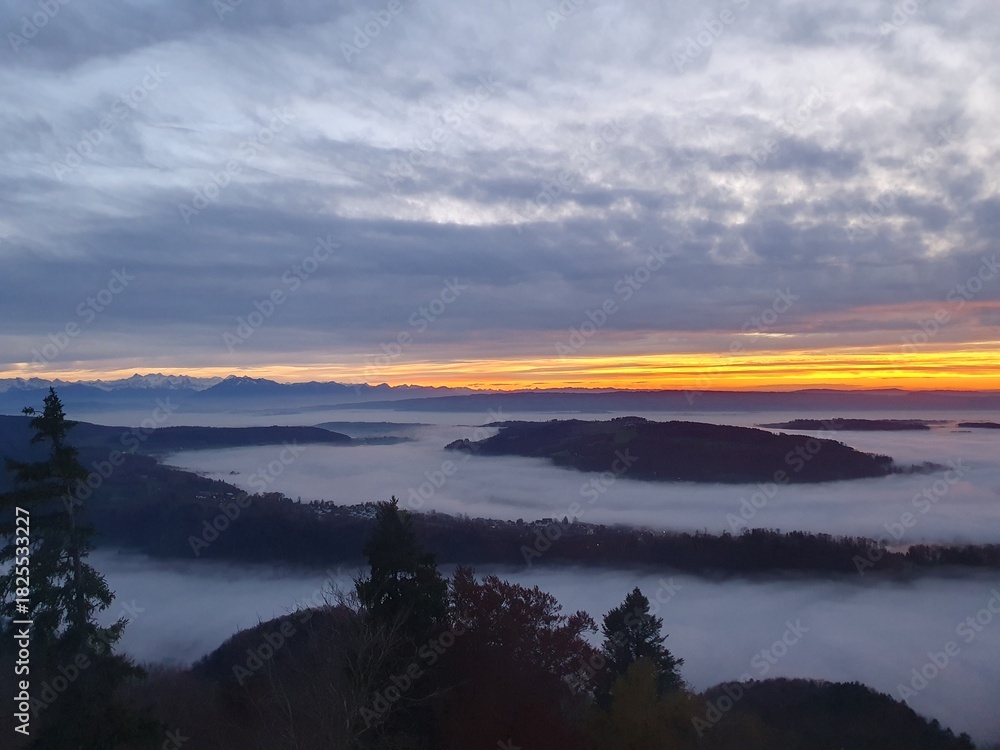 Obraz premium Hochnebel und Sonnenuntergang beim Uetliberg. Der Uetliberg ist der Hausberg von Zürich und ein beliebtes Naherholungsgebiet.