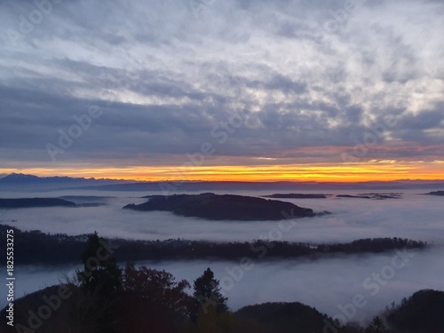 Hochnebel und Sonnenuntergang beim Uetliberg. Der Uetliberg ist der Hausberg von Zürich und ein beliebtes Naherholungsgebiet.