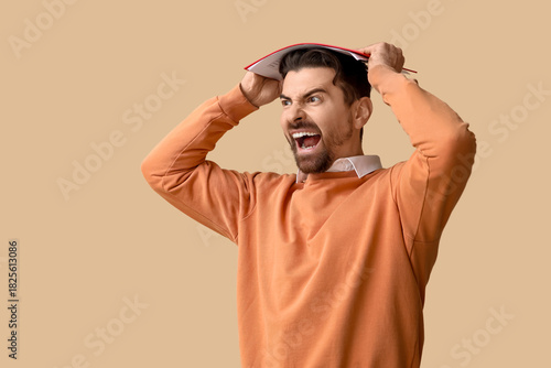 Angry male office worker wi...
